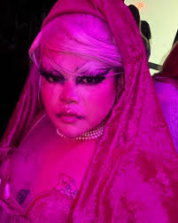 🙂‍↕️💐 well good luck babe! 💐🙂‍↕️ • • • duties as the first winner of  @loversmunich lipsync lovers: look severe, pass down crowns, and have a  nice little ciggy 💗🫶🏼 not much