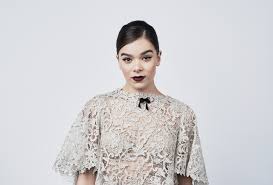 Meiner meinung nach sollten gerade frauen mit grauem haar keinesfalls auf make up verzichten. Fotos Hailee Steinfeld Make Up Frisuren Junge Frau Blick Prominente
