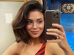 Klaudia halejcio was born on september 13, 1990 in warsaw, mazowieckie, poland. Klaudia Halejcio W Ciazy Pozuje W Bikini Hipopotam Szykuje Sie Do Wejscia Do Wody