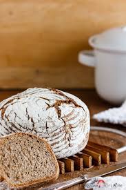 Knuspriges Bauernstuben Topfbrot Mit Sauerteig Sesam Und Mohn Madam Rote Rube Die Landkuche Rezept Lebensmittel Essen Brot Sauerteig