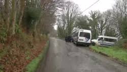 Les fouilles ont débuté tôt dans la matinée dans la ferme du stang, propriété d'hubert caouissin et de lydie troadec. Affaire Troadec Debut Des Fouilles A Pont De Buis Au Domicile Ferme Isolee De Hubert Caouissin M6 Video Bank