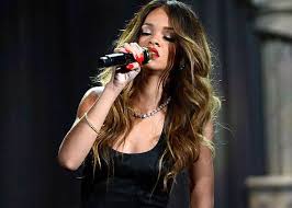 Melissa Brunson Adli Kullanicinin Rihanna Panosundaki Pin Rihanna Unluler Sarkici