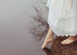 she reached her toe down and touched the water it was cold he was in danger she dove in praying she could rescue him in time オフィーリア 写真 写真展