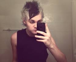 The moment michael clifford was injured during the 5sos performance. Skunk His Black And White Do Is A Little Cruella But He Pulls It Off Capital