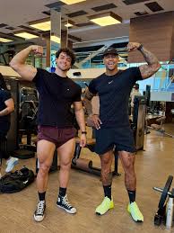 Filho de Carla Perez e Xanddy posa ao lado de Léo Santana, que tem dois metros, e altura impressiona