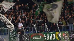 Gallen fans nach dem spiel gegen den fc breitenrein die notbremse gezogen. Fan Eklat Fussball Macht Frei St Gallen Fans Hissen Ein Nazi Plakat