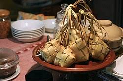Ternyata, cara membuat anyaman ketupat sangatlah mudah jika memerhatikan cara memasukkan janur tersebut seperti menganyam. Ketupat Wikipedia