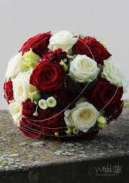 Brautstrauss Mit Roten Und Weissen Rosen Floristik Von Weddstyle Www Weddstyle De Hochzeit Brautstrauss Htm Blumenstrauss Hochzeit Braut Blumen Brautstrauss