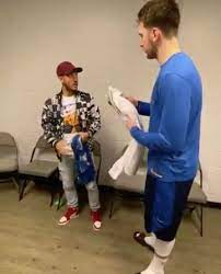 Actuellement à dallas pour se faire opérer par un spécialiste, eden hazard en a profité pour faire un crochet par l'american airlines center pour y assister à un match des dallas mavericks. Hazard Doncic Realmadrid