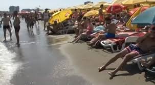 Doar mamaia a reuşit să strângă câteva mii de turişti dornici să se refugieze o săptămână la malul. Sechestrat Pe Èezlong Pe Litoral Nu VÄ SupÄraÈi VÄ PuteÈi Deplasa Un Centimetru Mai Incolo Am AÈipit La UmbrÄ Iar Cand M Am Trezit Eram Inconjurat De CearÈafuri Èi UmbreluÈe