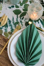 Apprenez le pliage de serviettes en papier ou en tissu. Table Style Jungle Inspirations Et Conseils Deco Clem Around The Corner