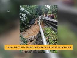 Dalam video itu menunjukkan bahagian hadapan lori tersebut pada mulanya melepasi jejantas tersebut, namun apabila sampai ke bahagian tengah, lori tersebut tersangkut dan secara tidak langsung menyebabkan jejantas itu bergerak dan hampir runtuh. Tanah Runtuh Di Tebing Jalan Bayan Lepas Ke Balik Pulau Youtube