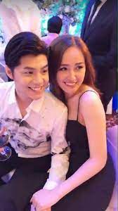 Cả hai công khai đứng sát cạnh nhau khi chụp ảnh cùng hội bạn. Noo PhÆ°á»›c Thá»‹nh Va Mai PhÆ°Æ¡ng Thuy Ä'a Chia Tay Ma Váº«n Tháº£ Thinh