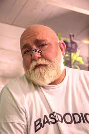 FABIO MARZO — Senza capelli, occhiaie da sonno perso, rughe da...