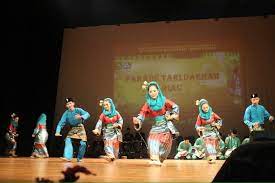 Tari tradisional cokek merupakan tarian yang berasal dari betawi, biasanya tari ini digunakan untuk memeriahkan pesta adat yang digelar di betawi. Tari Zapin Meskom Dan Sang Maestro Seni Budaya Bengkalis Riau Riaumagz