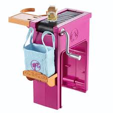 Una vez esté lista, será el momento de montar al bebé en el coche y para ello tendremos que amarrarla bien en la silla. Barbie En El Supermercado De Compras