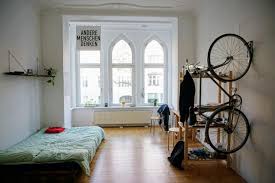 Hier Fahren Fahrrader In Der Vertikalen Wg Zimmer Fahrrad Lichtdurchflutet Wg Zimmer Herbstliche Wohnungsdekoration Zimmer Dekor Ideen