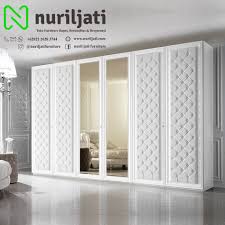 Almari pakaian jati minimalis dengan model 3 pintu dan di kombinasikan dengan ukiran minimalis menjadikan lemari pakaian minimalis jati ini kelihatan klasik. Lemari Pakaian Putih Enam Pintu Nj055 Nuril Jati Furniture