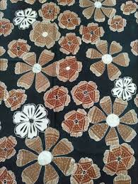 Belajar menggambar batik flora kombinasi kawung yang sangat mudah sekali buat yang ingin mengembangkan bakat menggambar batik dengan ukuran kotak 11×18 cm. Corak Batik Flora Mudah Lukisan Corak Bunga Batik Cikimm Com