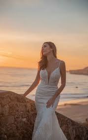 Weitere ideen zu kleider, braut, brautkleid. Glamouroses Fit And Flare Brautkleid Mit Verspielten Ruckentragern Martina Liana