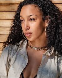 Azul Kechi Model and RnB singer-songwriter