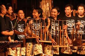 Contoh lain terlihat pada gambar nomor 17 di atas. Fungsi Jenis Dan Contoh Musik Tradisional Nusantara