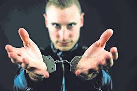 Paul, hol Dir den Weltrekord! Bungeesprung mit Zwangsjackenbefreiung:  Lensahner Paul Kowalewski morgen in Hamburg