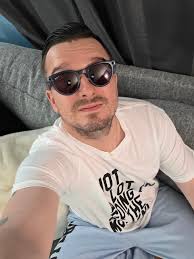 Got mine today. Shiny Blue Jeans with Dusty Red Lenses. 🤩