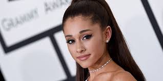 È la fine dei fashion influencer? Tagli Capelli Lunghi La Coda Di Cavallo E Il Trucco Di Ariana Grande