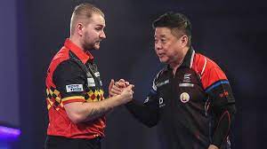 2013 gewann dimitri van den bergh die british teenage open, indem er billy longshaw 3:0 im finale schlug. Keine Chance Gegeben 66 Jahre Alter Lim Verpasst Nachste Sensation Bei Darts Wm Auch Cross Raus Sportbuzzer De