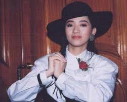 梅艷芳（粵拼： mui 4 jim 6 fong 1，英文： anita mui，1963年 10月10號—2003年 12月30號），同何冠昌上契後另名何加男（ ho 4 gaa 1 naam 4 ），生於香港，鄉下喺廣西 合浦，香港 歌手及演員。 Mxv Yfmhkzw Cm