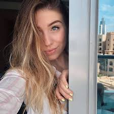 While there are many places to look for a job online, indeed has remained one of the most popular since it first debuted in 2004 with more than 250 million visitors each month. Die Coolsten Beauty Jobs Ausbildungen Fur Beauty Junkies Bravo Friseur Ausbildung Kosmetikerin Beauty