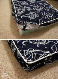 Great Tutorial For Bench Cushion And She Uses Shower Curtains For Fabric Which Is Genius Conseils De Couture Faire Des Housses De Coussins Coussin Banquette