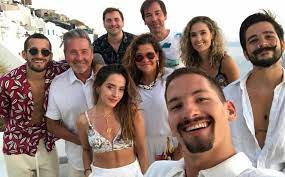 Ricardo montaner, mau, ricky, evaluna y camilo actuarán en el espectáculo, que se llevará a cabo en modalidad semipresencial y virtual, con transmisión esposa de ricardo montaner lanza segundo libro dedicado a su hija evaluna. Ellos Son Los Hijos De Ricardo Montaner