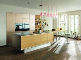 Große insel theke mit glaßvitrinen und weinregalen. Arbeitsplatte Mit Theke Bar Oder Als Tisch Schone Ideen Und Bilder Fur U Form Kuchen Kuchenfinder