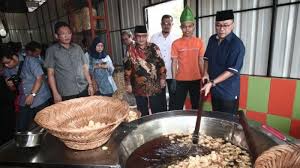 Sama seperti pada langkah awal pembuatan kripik singkong pada umumnya yaitu pemilihan bahan baku umbi singkong yang baik. Zulkifli Hasan Ikut Goreng Keripik Singkong Saat Kunjungi Pusat Oleh Oleh Di Padang Tribunnews Com Mobile