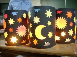 Snijd Of Knip Uit Zwart Fotokarton Sterren Zon En Maan Plak Daar Verschillend Gekleurd Vliegerpapier Achter Creations D Automne Bricolage Noel Craft
