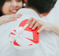 Sambut hari guru 2019, ini 8 rekomendasi hadiah. 10 Kado Buat Pacar Yang Terindah Dan Spesial Banget Ini Dia Daftarnya 2020