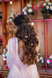 Sister Of The Groom Style Meet Vaibhavi In 2020 Engagement Hairstyles Sister Of The Groom Mehndi Hairstyles