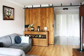 Im wohnzimmer, schlafzimmer oder kinderzimmer platziert, nutzen laminierte schiebetüren nicht nur den raum optimal, sondern verleihen den räumlichkeiten auch intimität und vollständigkeit. Grosse Schiebetur Eine Originelle Losung In Der Wohnung Reno Turen