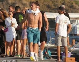 Par je, pišu hrvatski mediji, uživao na plaži cava, koja je namijenjena nudistima. Shirtless Jack Grealish Joins Fellow England Footballer Ben Chilwel For A Boat Day In Greece Geeky Craze