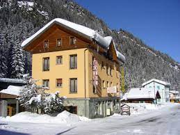 Gallen has a population close to half a million (6% of 🇨🇭). Hotel Suisse Experience The Alps