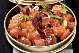 Hoy te proponemos una receta muy sencilla y rápida de un delicioso atún con tomate y cebolla. Tartar De Atun Con Yema Curada Lima Cebolleta Sesamo Y Wasabi Diario De Gastronomia Cocina Vino Gastronomia Y Recetas Gourmet
