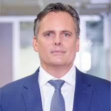 After a near-decade of worldwide adventure with Freshfields Bruckhaus…