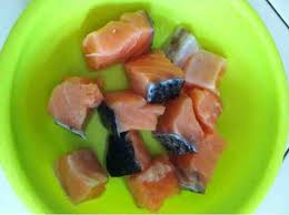 Di dalam mangkuk kecil, campurkan madu, air perasan jeruk lemon, bawang putih, garam, dan lada secukupnya secara bumbu marinasi merata. Salmon Porridge Teefa Says