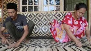 Bentuk benda yang dihasilkan dari kerajinan anyaman. Kerajinan Anyaman Bambu Bilik Mata Walik Youtube