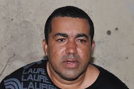 Adriano Abreu Roberto Teixeira dos Santos, 42, vigilante, foi preso ontem. Ao chegar à capital, Roberto dos Santos foi até o caixa eletrônico do Shopping ... - 62449