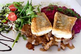 Der Exquisit Gebratene Zander Auf Pfifferlingen Mit Rote Beete Kartoffelstampf Ist Ein Genuss Fischrestaurant Fisch Brotchen Fischsuppe