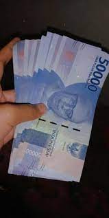 Sebuah unggahan di media sosial twitter memperlihatkan foto seorang perempuan yang nggak sengaja mencetak foto dirinya di uang pecahan rp 2000. 68 Ide Uang Money Di 2021 Uang Fotografi Fotografi Gaya Hidup