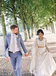 Elegante Hindu Hochzeit In Einem Englischen Landschaft Indische Hochzeitskleider Brautkleider Romantisch Indische Braut